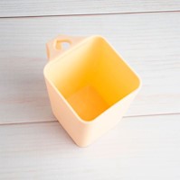 VASO PLaSTICO CUADRADO CON ASA (AMARILLO CLARO/420 ML)