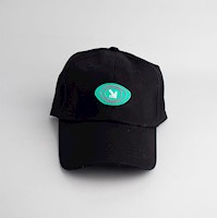 BASEBALL CAP WITH SILICONE ARROW LABEL (BLACK)