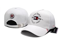 GORRA TOMMY HILFIGER CURVA BAJA / COLOR: BLANCO