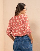 Blusa manga 3/4 con recogido con botón no funcional