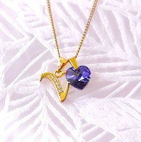 Collar Dorado Dije Letra Inicial V con Cristal Corazón Violeta