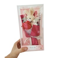 Ramo conejito de peluche con rosa en caja día de la madre