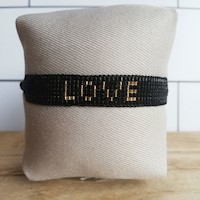 Pulsera Tejida de Cuentas "LOVE" en Negro y Dorado – Casual y Moderna