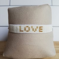 Pulsera Tejida de Cuentas "LOVE" en Blanco y Dorado – Accesorio Casual y Versátil