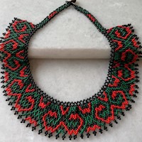 Collar Artesanal de Cuentas Verdes y Coral – Hecho a Mano en Perú