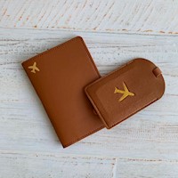 Set de Viaje: Funda para Pasaporte y Tag de Maleta en Cuero Vegano Camel