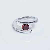 ANILLO CRUZADO GRUESO CIRCON ROJO TALLA 12