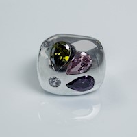 ANILLO MOON CUADRADO CON CIRCONES GOTA  Y CIRCULO PERIDOT ROSA Y LILA TALLA 12