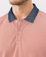 Camiseta tipo polo con cuello sport en contraste
