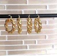Aretes Xuping  gold diseño Torbellino con aro de 30 mm