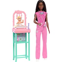 BARBIE Doctora de bebés 11"/28 cm morena con accesorios