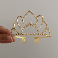 Corona tiara diadema dorada grande cumpleaños quinceañero novia fiesta princesa modelo flor