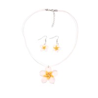 Set collar y aretes flores blancas