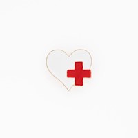 Pin Médico de Metal KAMED Diseño Corazón Blanco