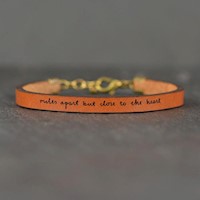 Pulsera de Cuero "Miles Apart but Close to the Heart" – Conexiones que Trascienden Distancias