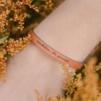 Pulsera de Cuero "Nevertheless She Persisted" – Un Símbolo de Resiliencia