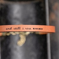 Pulsera de Cuero "And Still I Rise" – Mensaje de Empoderamiento