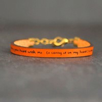 Pulsera de Cuero "I Carry Your Heart" – Un Mensaje de Amor y Conexión