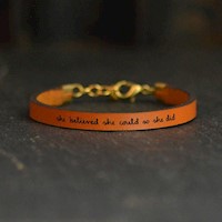 Pulsera de Cuero "She Believed She Could" – Empoderamiento en Cada Detalle