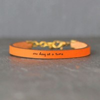 Pulsera de Cuero "One Day at a Time" – Un Recordatorio de la Paciencia y la Perseverancia