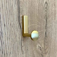 Gancho en forma de l en color dorado Más Casa Perú