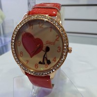 Reloj de mujer con fondo de corazon