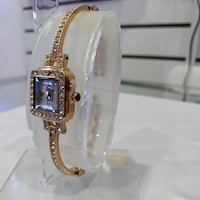 Reloj de mujer con apariencia de acero inoxidable y diamantes diseño cuadrado