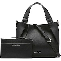 BOLSO CROSSBODY CALVIN KLEIN ESTELLE NOVELTY CON ALMACENAMIENTO VERSÁTIL Y