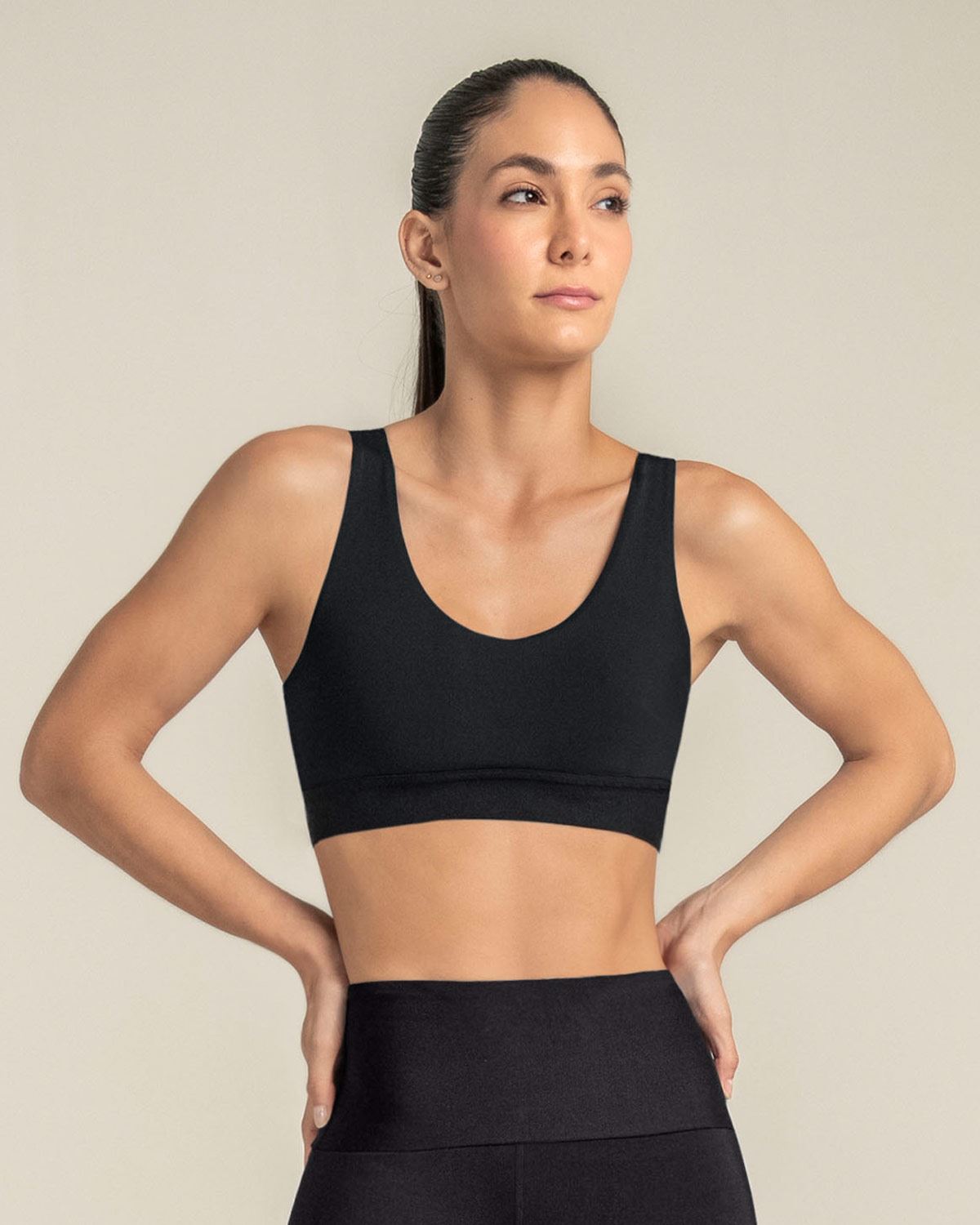 Top deportivo espalda atlética con detalles en tul