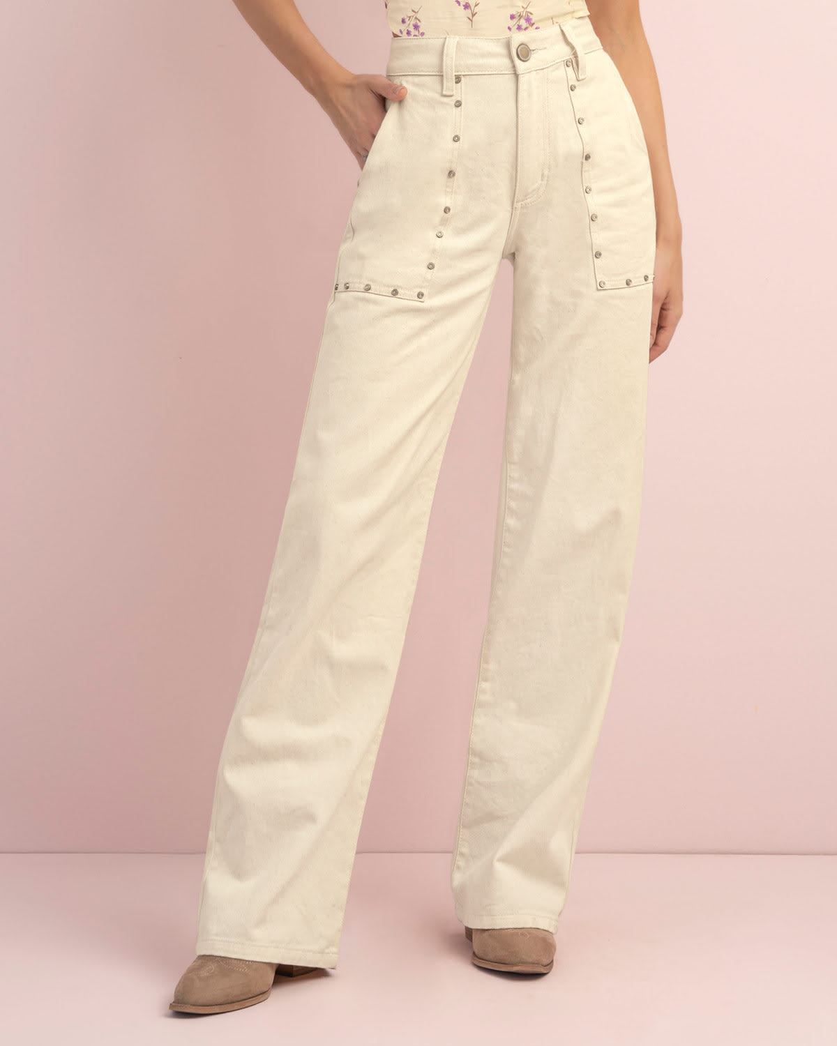Pantalón bota recta con tachas decorativas