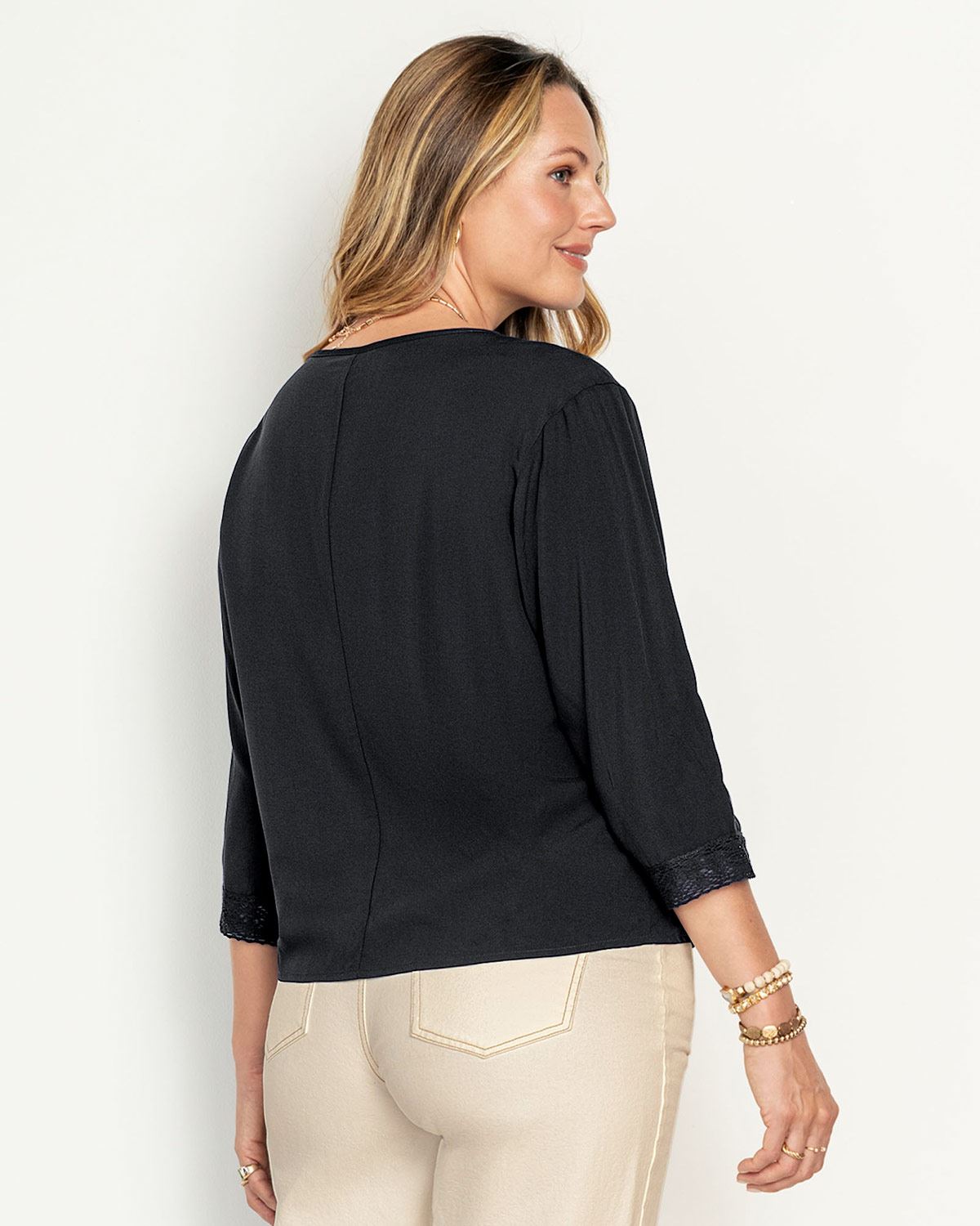 Blusa con detalle en mangas 3/4