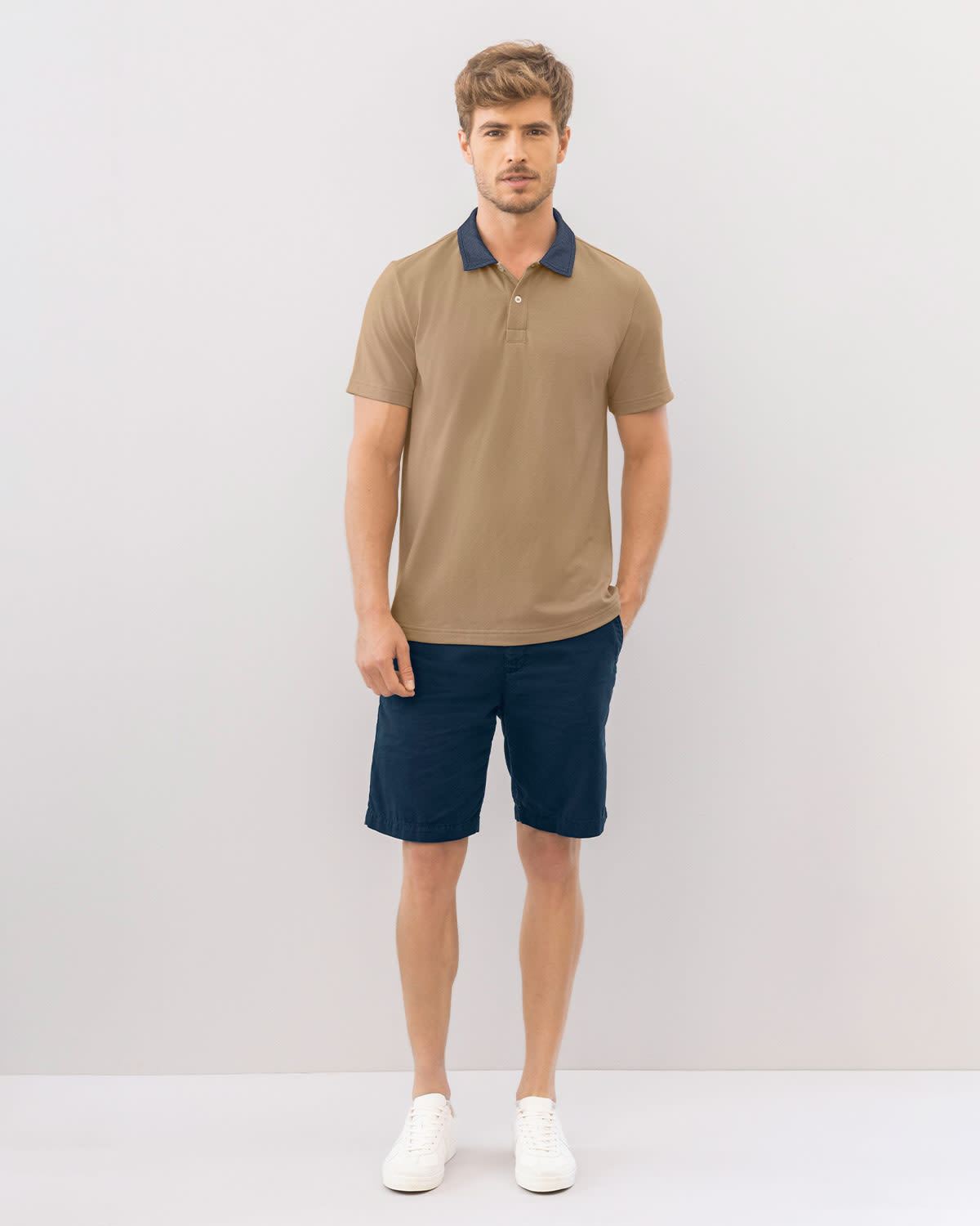 Camiseta tipo polo con cuello sport en contraste