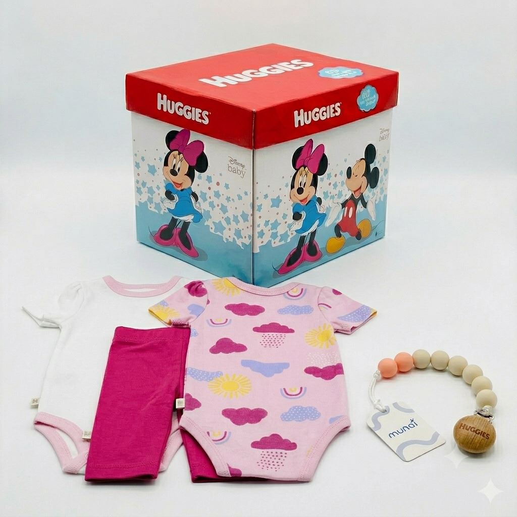 CJTO NIÑA HUGGIES BODY + PANTALÓN ALGODÓN ORGÁNICO DISEÑO NUBES ROSADO TALLA 6 MESES + PORTACHUPÓN Y CAJA DISNEY DE REGALO