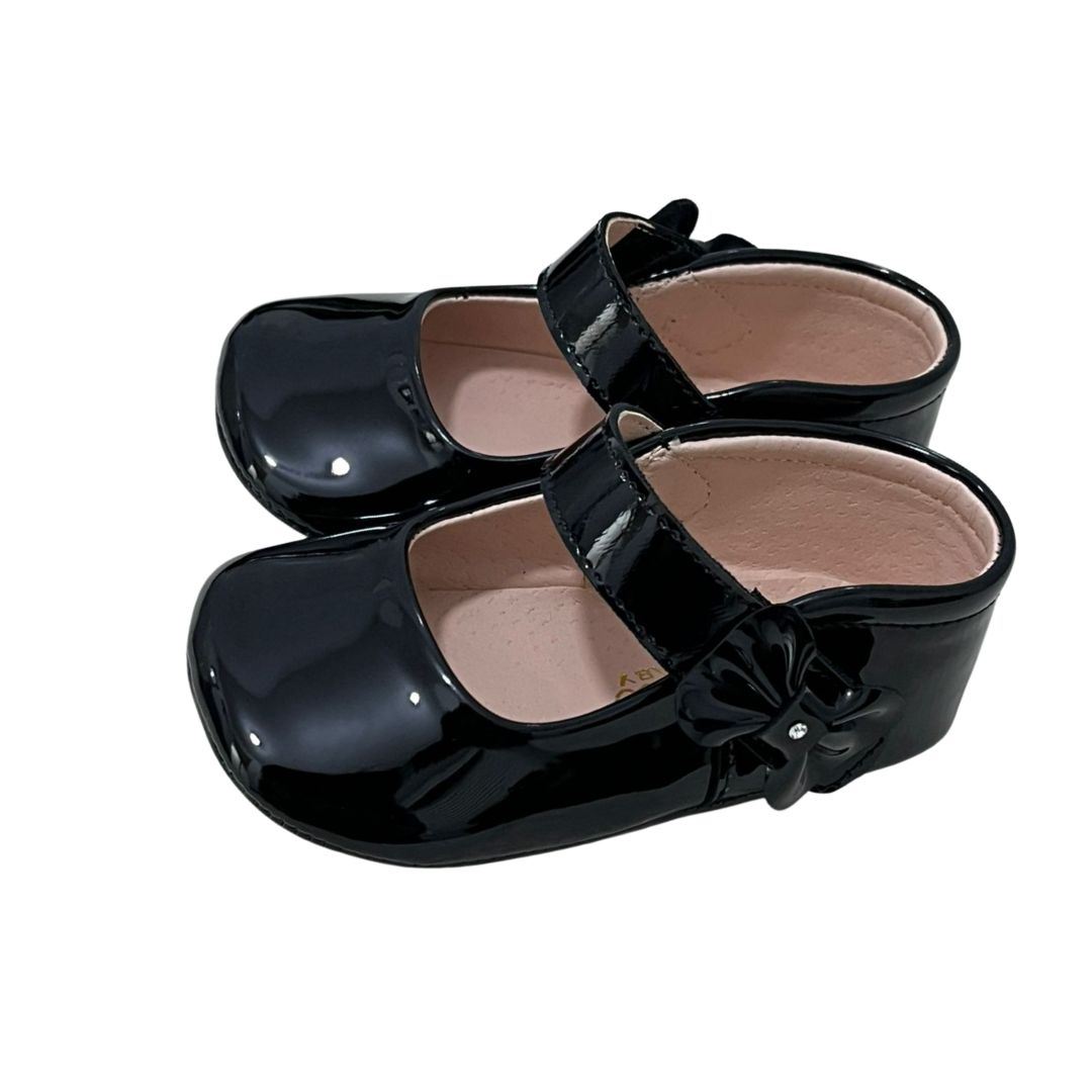 Zapatito de bebe infantil con lazito negro al costado bebé talla 20