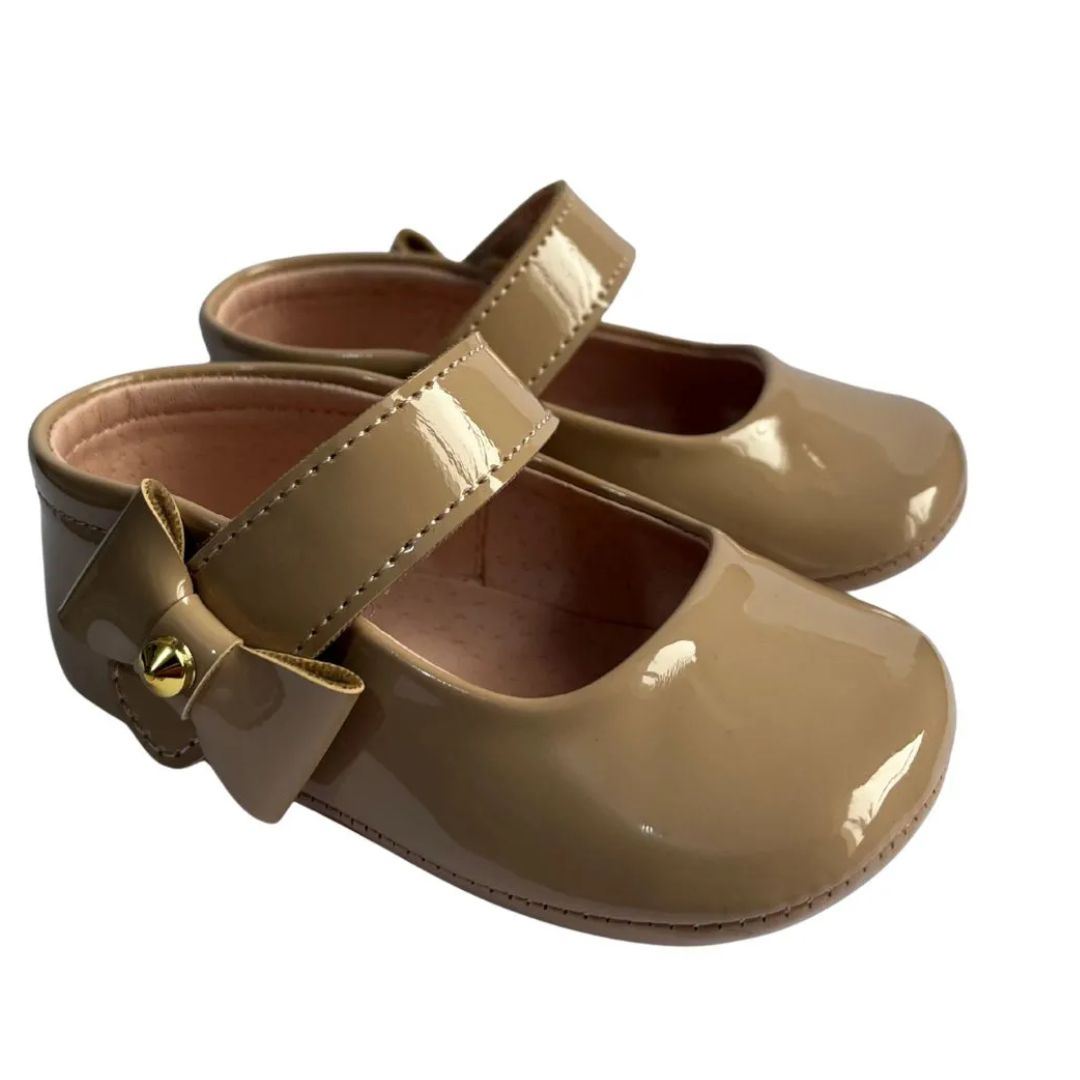 Zapatito de bebe infantil con lazito al costado  bebé talla 18 color beige