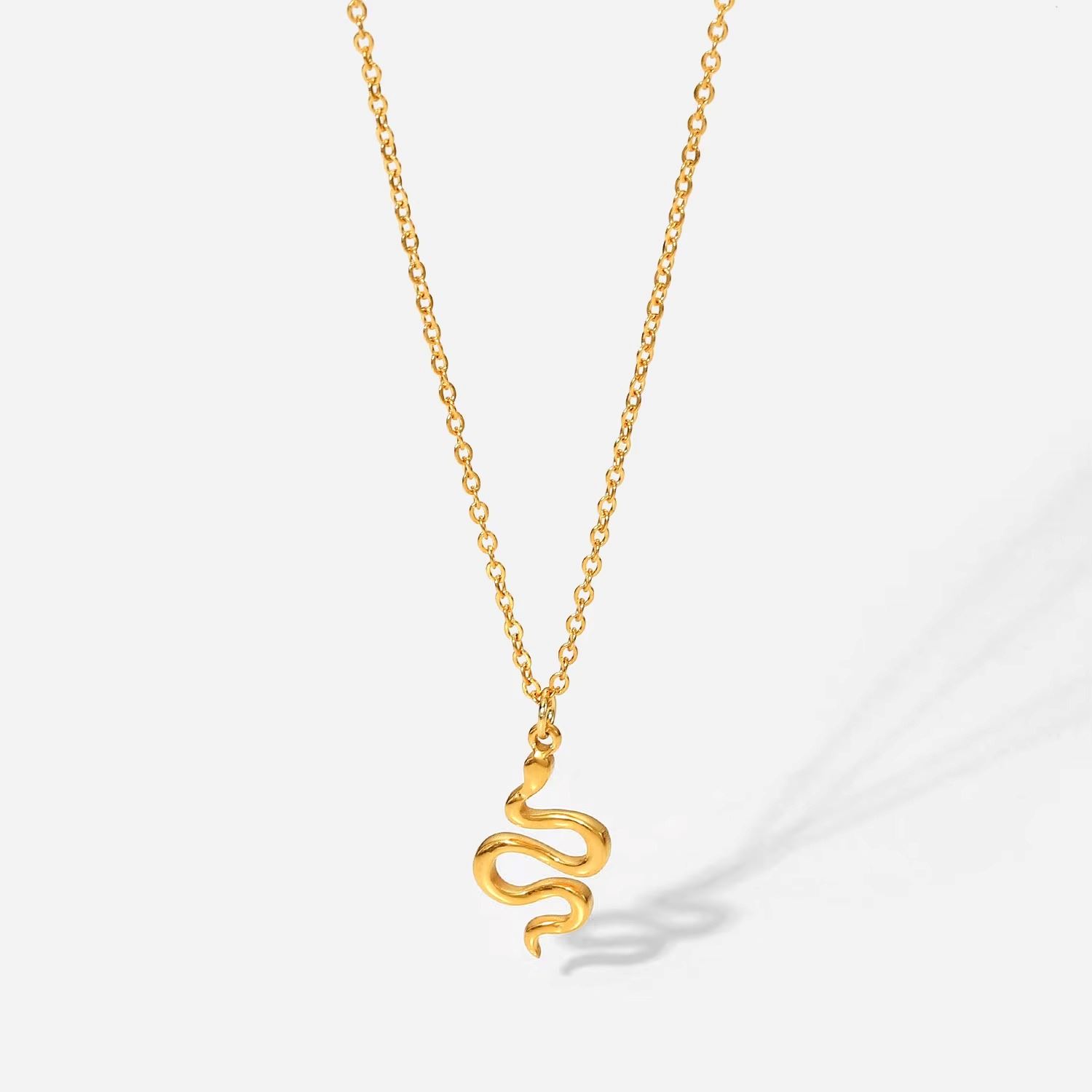 Collar Dorado con Dije de Serpiente – Acero Quirúrgico Elegante