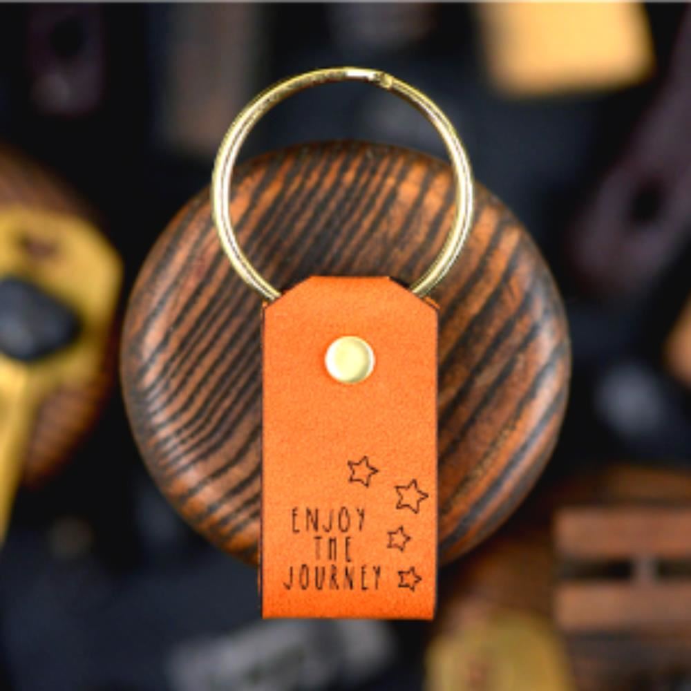 LLAVERO DE CUERO CON MENSAJE - Enjoy the Journey