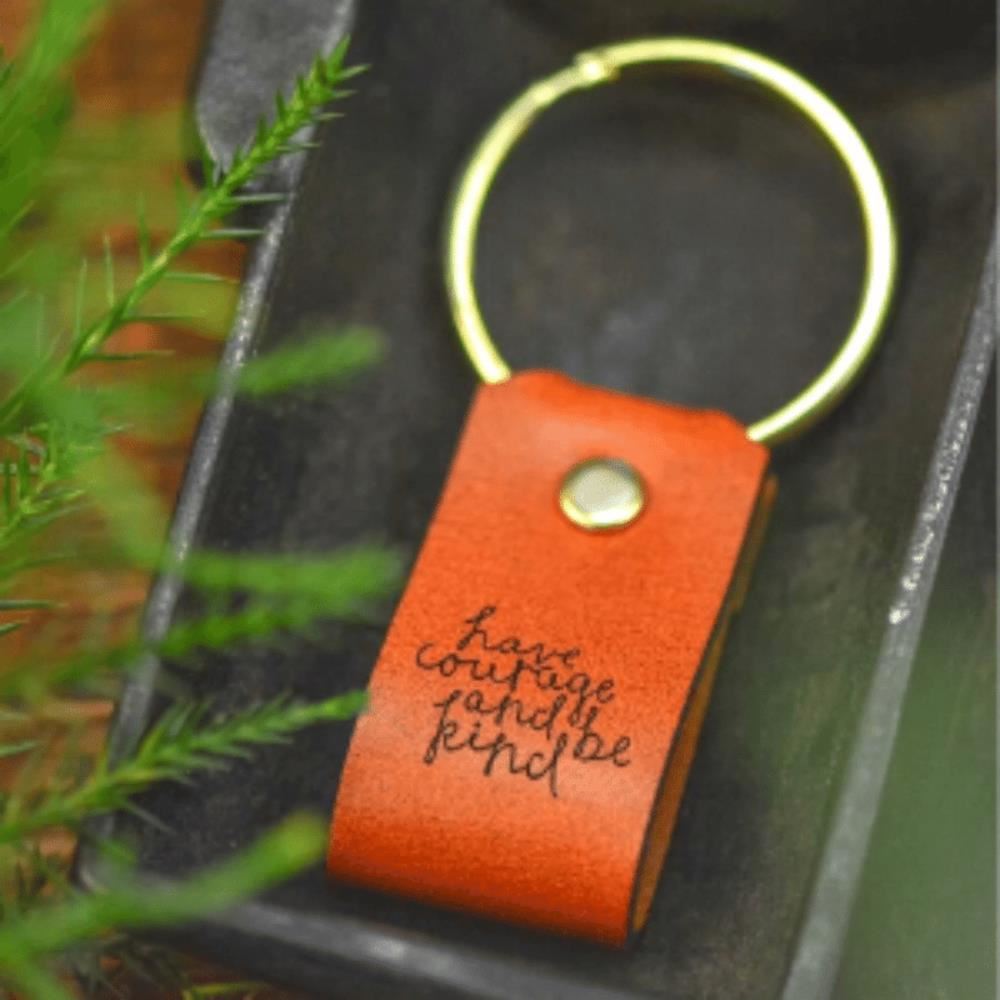 LLAVERO DE CUERO CON MENSAJE - Have courage and be kind