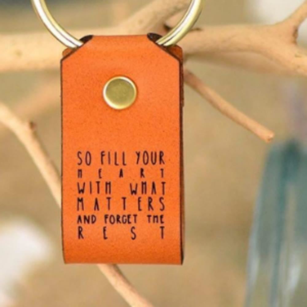 LLAVERO DE CUERO CON MENSAJE - So fill your heart with what matters