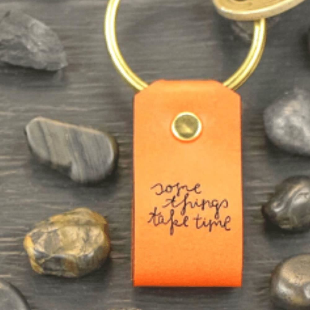 LLAVERO DE CUERO CON MENSAJE - Some things take time