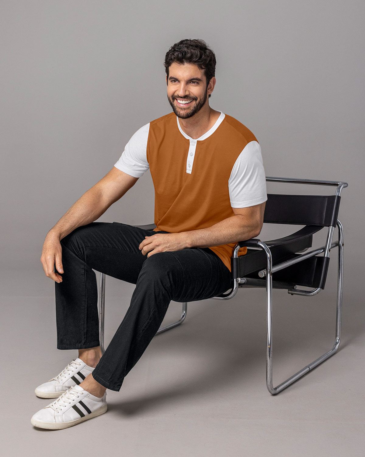 Camiseta henley con cuello y mangas en contraste