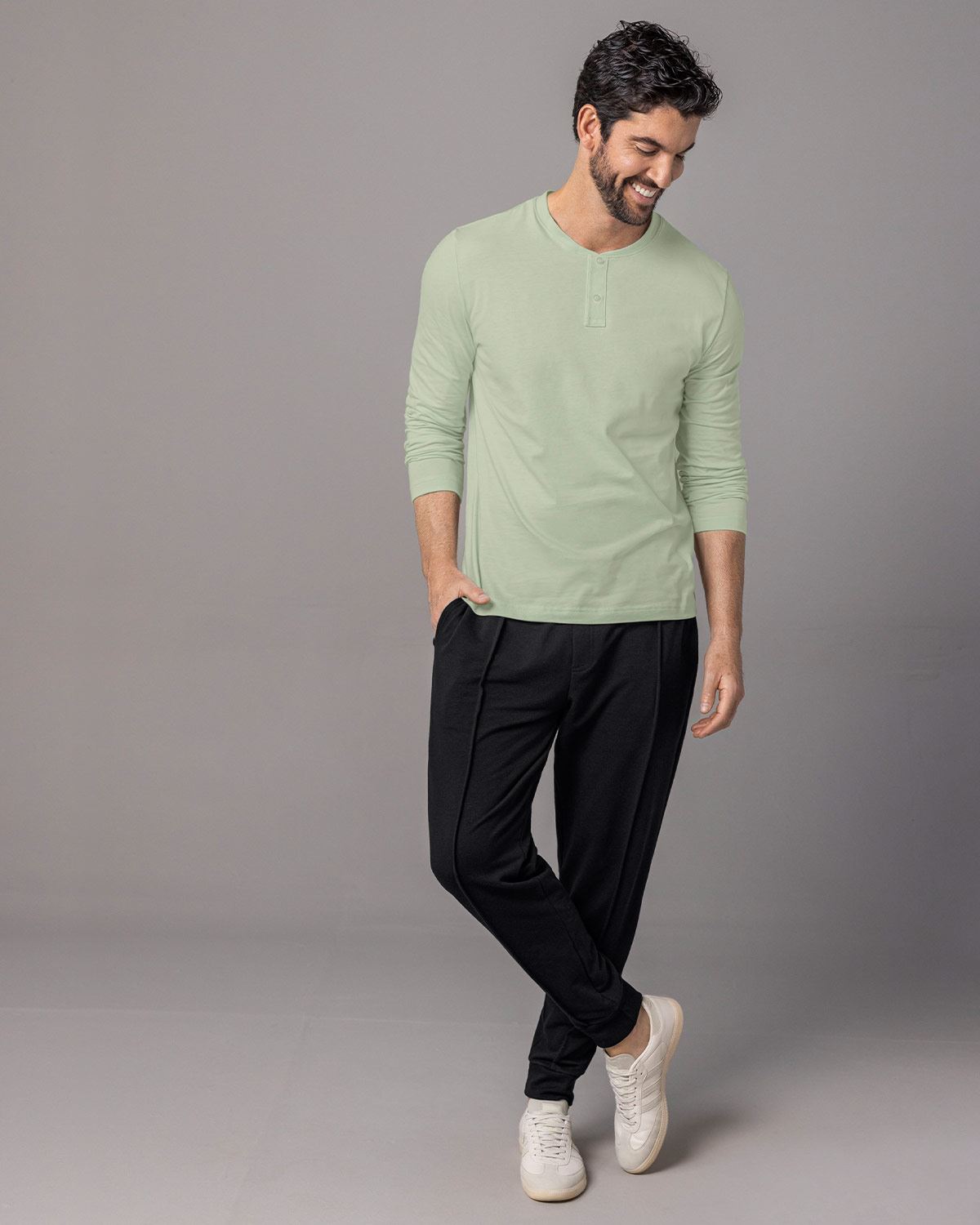 Jogger con cortes decorativos en frente