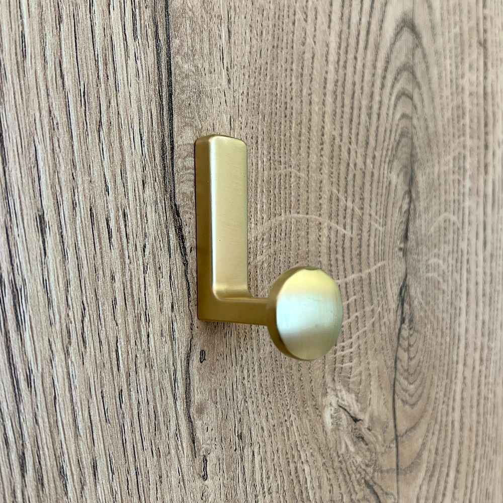 Gancho en forma de l en color dorado Más Casa Perú