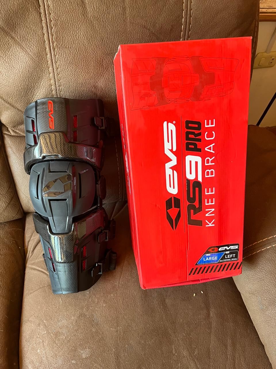 Rodilleras EVS RS9 Pro (izquierda y derecha) – Talla L – NUEVAS EN CAJA